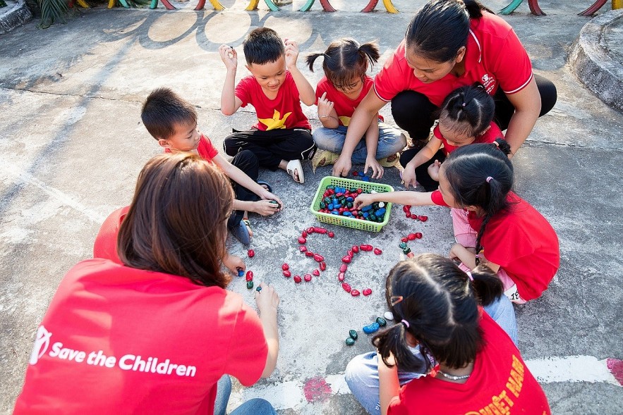 Save the Children International - Strong Commitment, Flexible Innovation for Children and Communities Save the Children International - Strong Commitment, Flexible Innovation for Children and Communities