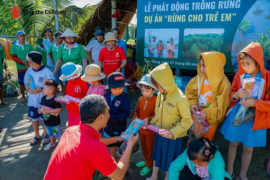 Save the Children International - Strong Commitment, Flexible Innovation for Children and Communities Save the Children International - Strong Commitment, Flexible Innovation for Children and Communities