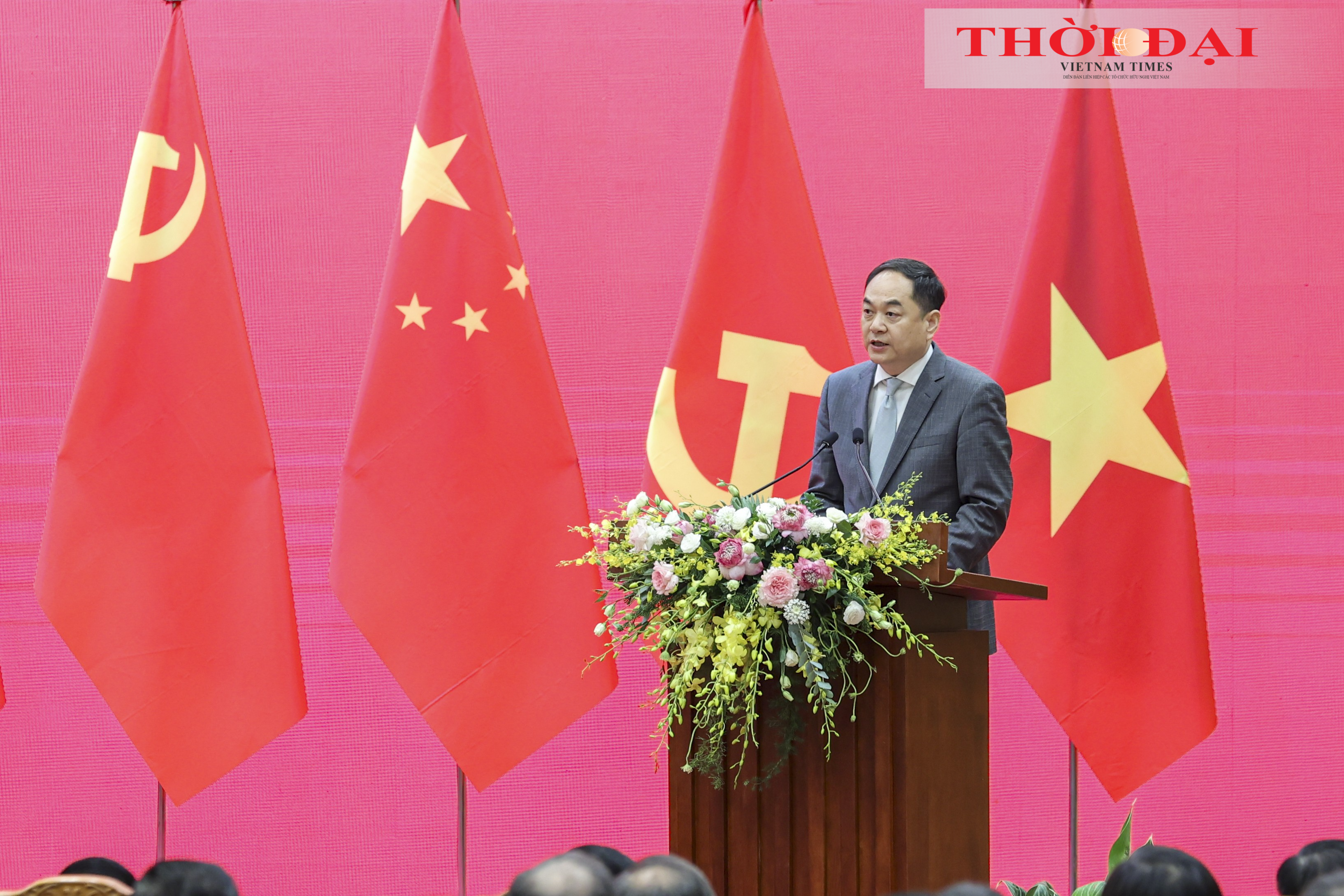 Ông Dương Vạn Minh, Hội trưởng Hội hữu nghị đối ngoại nhân dân Trung Quốc phát biểu tại cuộc Gặp gỡ. (Ảnh: Đinh Hòa)