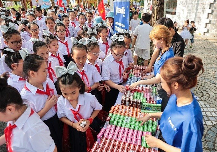 Các bé được tiếp sức tại khu vực nhận sữa của Vinamilk ngay sau các phần thi, diễu hành và tái hiện chiến dịch Hồ Chí Minh Các bé được tiếp sức tại khu vực nhận sữa của Vinamilk ngay sau các phần thi, diễu hành và tái hiện chiến dịch Hồ Chí Minh