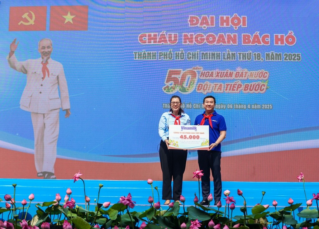 Ông Đỗ Thanh Tuấn, Giám đốc Đối ngoại Vinamilk, đã trao tặng món quà là 45.000 hộp sữa cho đại diện Hội đồng Đội TP.HCM trong chương trình “Đại hội cháu ngoan Bác Hồ” ngày 6/4 Ông Đỗ Thanh Tuấn, Giám đốc Đối ngoại Vinamilk, đã trao tặng món quà là 45.000 hộp sữa cho đại diện Hội đồng Đội TP.HCM trong chương trình “Đại hội cháu ngoan Bác Hồ” ngày 6/4