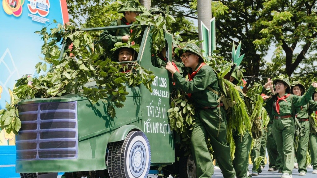 Đội viên TP.HCM tái hiện những ngày tháng 4 hào hùng của 50 năm trước Đội viên TP.HCM tái hiện những ngày tháng 4 hào hùng của 50 năm trước