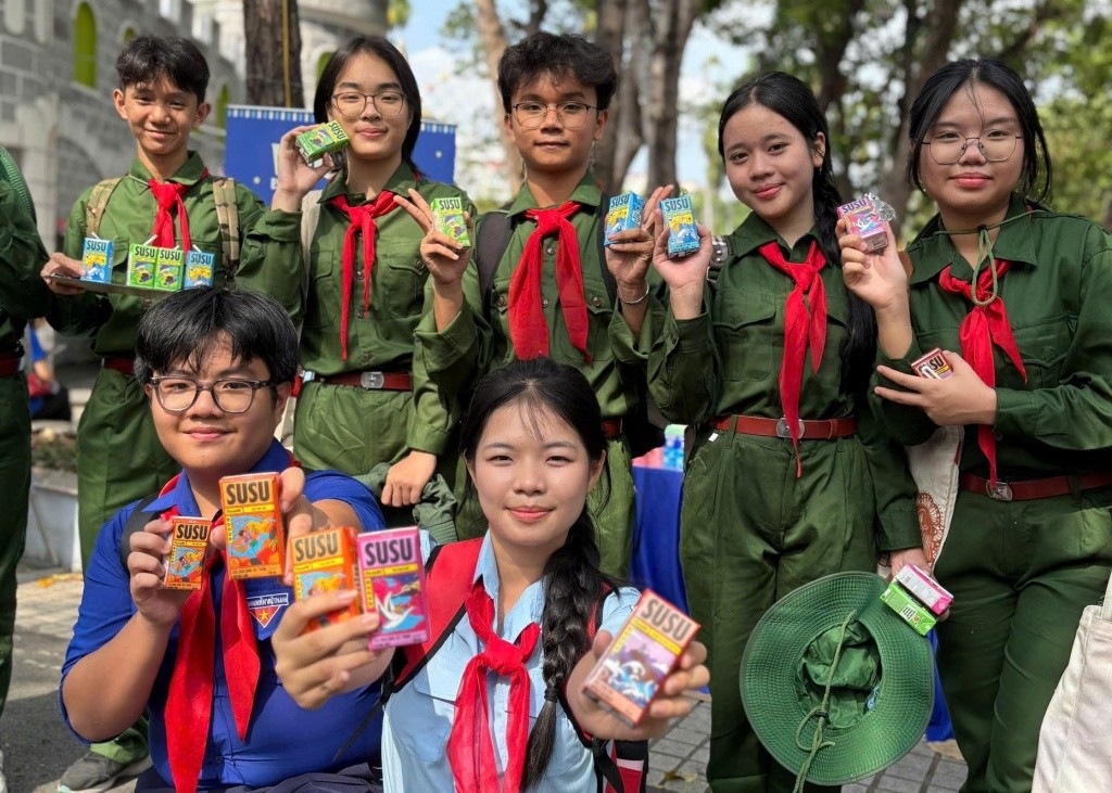Những “cô, chú bội đội nhí” hào hứng chọn món sữa yêu thích sau khi tham gia các hoạt động của ngày hội Những “cô, chú bội đội nhí” hào hứng chọn món sữa yêu thích sau khi tham gia các hoạt động của ngày hội