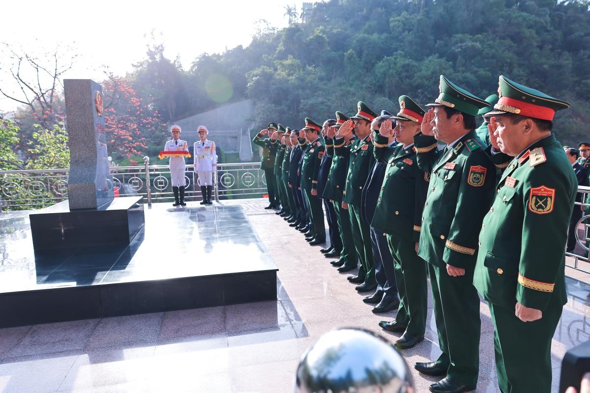 Đại tướng Phan Văn Giang cùng đoàn đại biểu cấp cao Bộ Quốc phòng Việt Namthực hiện nghi thức chào và tô son cột mốc 1116 tại Cửa khẩu Quốc tế Hữu Nghị . (Ảnh: Báo Biên phòng) Đại tướng Phan Văn Giang cùng đoàn đại biểu cấp cao Bộ Quốc phòng Việt Namthực hiện nghi thức chào và tô son cột mốc 1116 tại Cửa khẩu Quốc tế Hữu Nghị . (Ảnh: Báo Biên phòng)