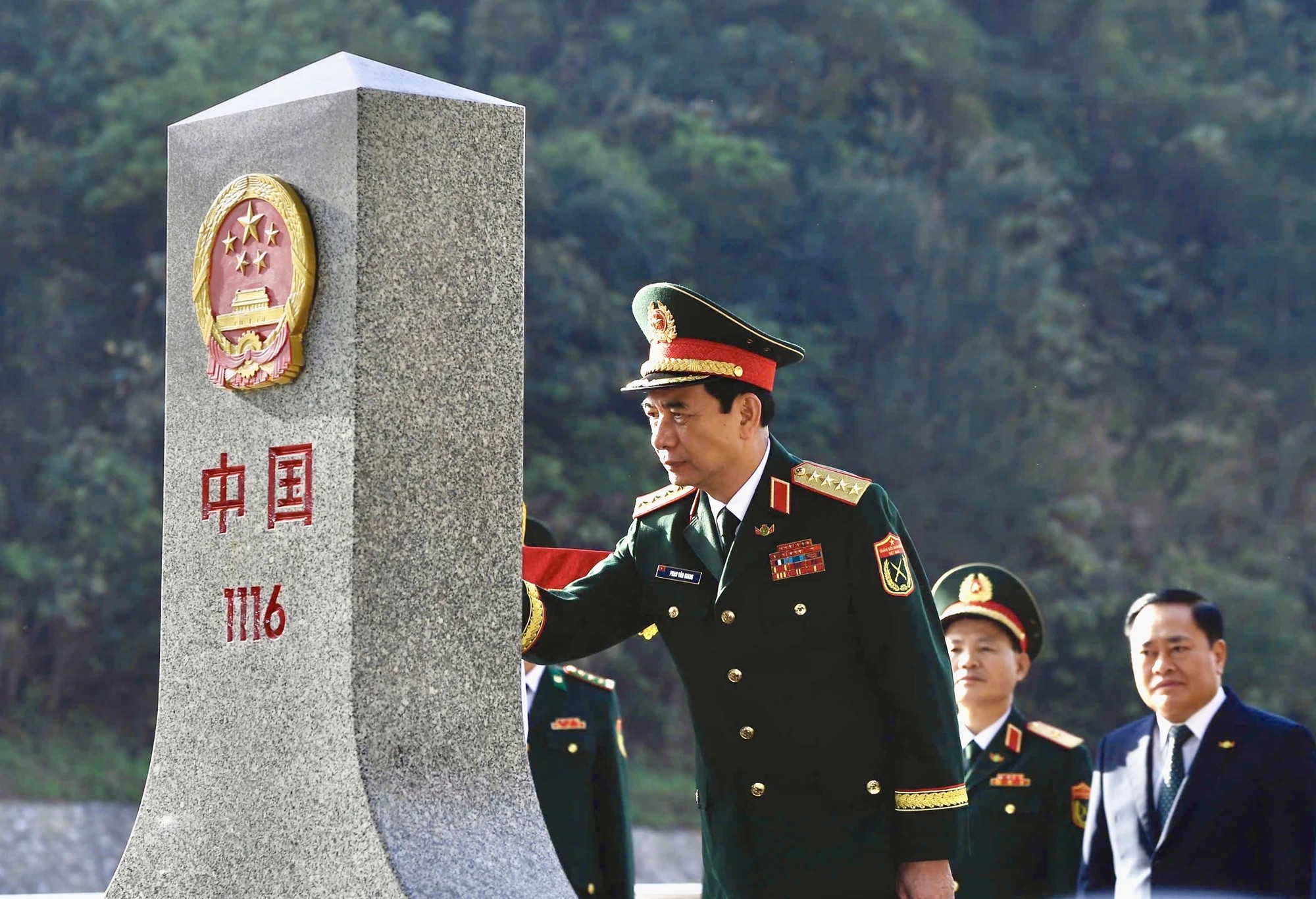Đại tướng Phan Văn Giang tô son cột mốc 1116, biểu tượng thiêng liêng của chủ quyền quốc gia tại biên giới Việt - Trung. (Ảnh: Báo Thanh niên) Đại tướng Phan Văn Giang tô son cột mốc 1116, biểu tượng thiêng liêng của chủ quyền quốc gia tại biên giới Việt - Trung. (Ảnh: Báo Thanh niên)