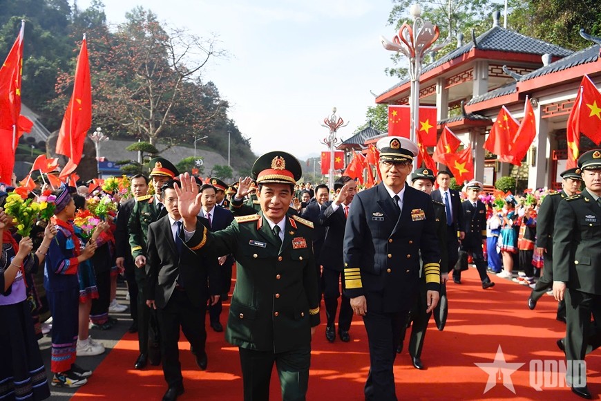 Lễ đón đoàn Việt Nam tại cửa khẩu Hữu Nghị Quan (Trung Quốc) được tiến hành trang trọng dưới sự chủ trì của Thượng tướng Đổng Quân, Bộ trưởng Bộ Quốc phòng Trung Quốc. (Ảnh: Báo Quân đội nhân dân) Lễ đón đoàn Việt Nam tại cửa khẩu Hữu Nghị Quan (Trung Quốc) được tiến hành trang trọng dưới sự chủ trì của Thượng tướng Đổng Quân, Bộ trưởng Bộ Quốc phòng Trung Quốc. (Ảnh: Báo Quân đội nhân dân)