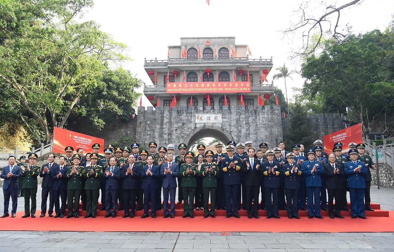 Tại Trung Quốc, đoàn đại biểu cấp cao Bộ Quốc phòng Việt Nam sẽ tham gia nhiều hoạt động như: tham quan Khu du lịch Hữu Nghị Quan; thăm Đại đội Biên phòng Cửa khẩu Hữu Nghị Quan; chứng kiến biên đội tuần tra của hải quân hai nước báo cáo trực tuyến trước khi tiến hành tuần tra liên hợp; trồng cây hữu nghị. Đoàn cũng sẽ tham quan cửa khẩu thông minh tại Cửa khẩu Hữu Nghị Quan; thôn kiểu mẫu Chu Liên, huyện Ninh Minh; thăm Trường tiểu học số 4 thành phố Bằng Tường. Trong ảnh, đại biểu hai bên chụp ảnh lưu niệm. (Ảnh: Báo Hải quân Việt Nam) Tại Trung Quốc, đoàn đại biểu cấp cao Bộ Quốc phòng Việt Nam sẽ tham gia nhiều hoạt động như: tham quan Khu du lịch Hữu Nghị Quan; thăm Đại đội Biên phòng Cửa khẩu Hữu Nghị Quan; chứng kiến biên đội tuần tra của hải quân hai nước báo cáo trực tuyến trước khi tiến hành tuần tra liên hợp; trồng cây hữu nghị. Đoàn cũng sẽ tham quan cửa khẩu thông minh tại Cửa khẩu Hữu Nghị Quan; thôn kiểu mẫu Chu Liên, huyện Ninh Minh; thăm Trường tiểu học số 4 thành phố Bằng Tường. Trong ảnh, đại biểu hai bên chụp ảnh lưu niệm. (Ảnh: Báo Hải quân Việt Nam)