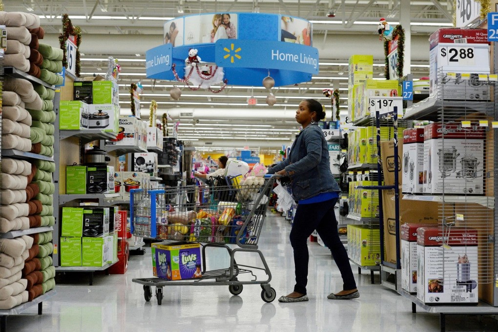 Khách hàng tại một siêu thị của Walmart ở Porter Ranch section, Los Angeles. Ảnh: Reuters Khách hàng tại một siêu thị của Walmart ở Porter Ranch section, Los Angeles. Ảnh: Reuters