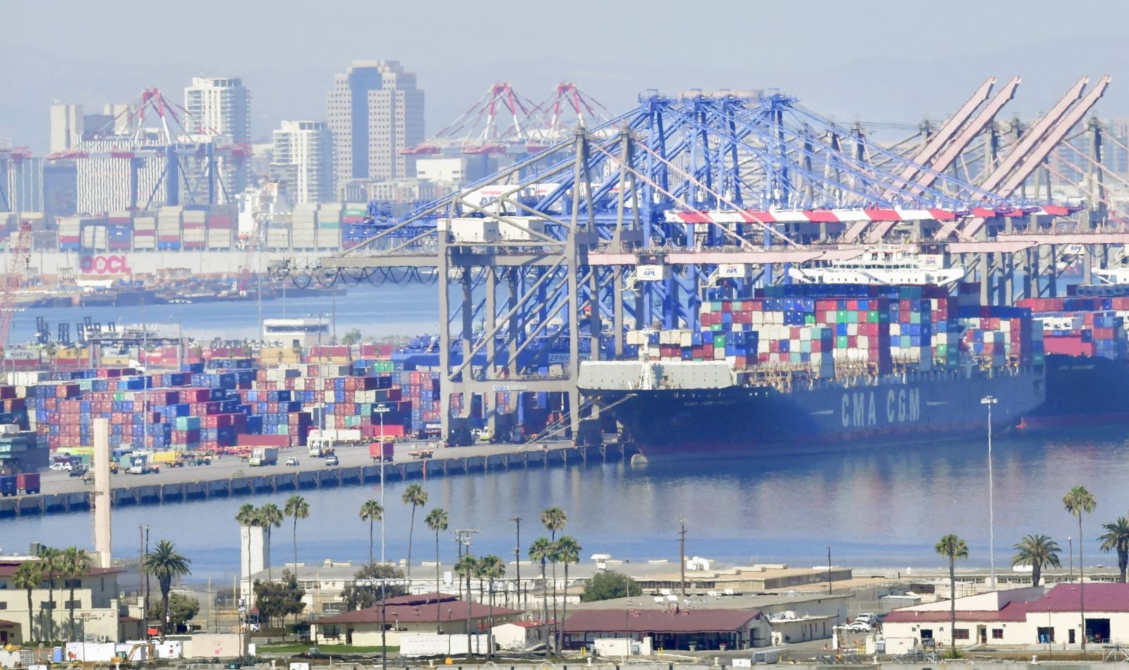 Hoạt động tại cảng hàng hóa Long Beach ở California, Mỹ. Ảnh: AFP Hoạt động tại cảng hàng hóa Long Beach ở California, Mỹ. Ảnh: AFP