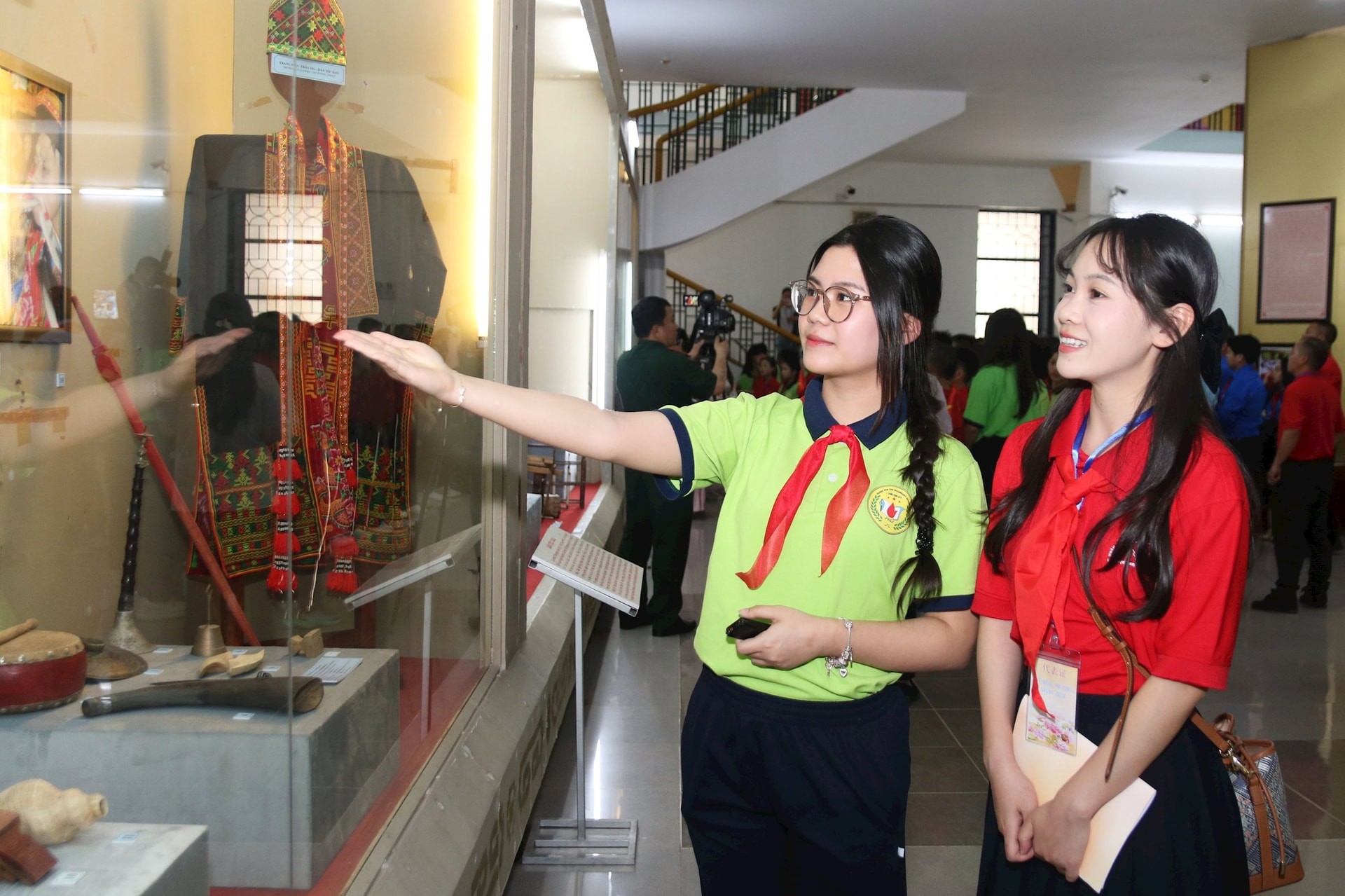 học sinh Việt Nam giới thiệu, chia sẻ những hiểu biết về hiện vật trưng bày tại Bảo tàng đến học sinh Trung Quốc. học sinh Việt Nam giới thiệu, chia sẻ những hiểu biết về hiện vật trưng bày tại Bảo tàng đến học sinh Trung Quốc.