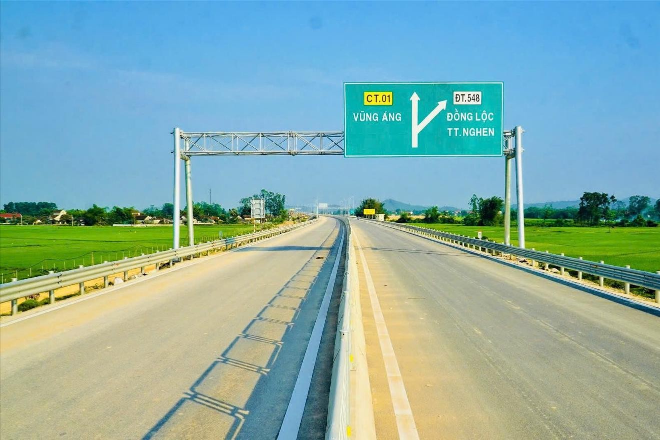 Trong dịp 30/4, thông xe 5 tuyến cao tốc trọng điểm