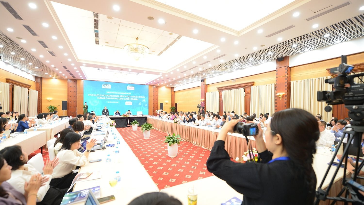 Toàn cảnh Diễn đàn Doanh nghiệp 2025: Trợ lực cho doanh nghiệp vượt thách thức, nâng cao năng lực cạnh tranh, do Tạp chí Diễn đàn Doanh nghiệp tổ chức chiều 17/4/2025. Toàn cảnh Diễn đàn Doanh nghiệp 2025: Trợ lực cho doanh nghiệp vượt thách thức, nâng cao năng lực cạnh tranh, do Tạp chí Diễn đàn Doanh nghiệp tổ chức chiều 17/4/2025.