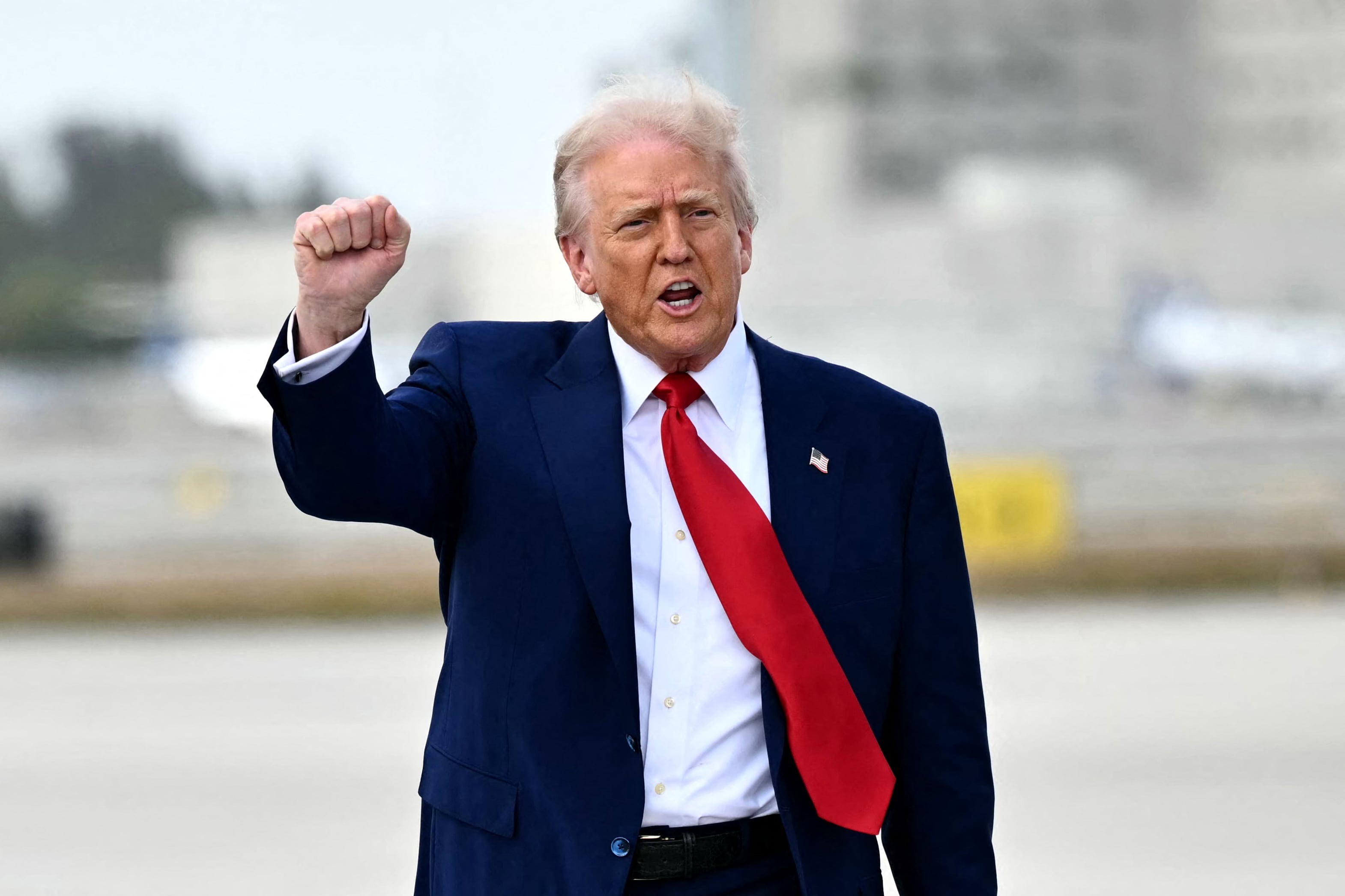Tổng thống Mỹ Donald Trump tại sân bay quốc tế Miami, bang Florida ngày 3/4. Ảnh: AFP Tổng thống Mỹ Donald Trump tại sân bay quốc tế Miami, bang Florida ngày 3/4. Ảnh: AFP