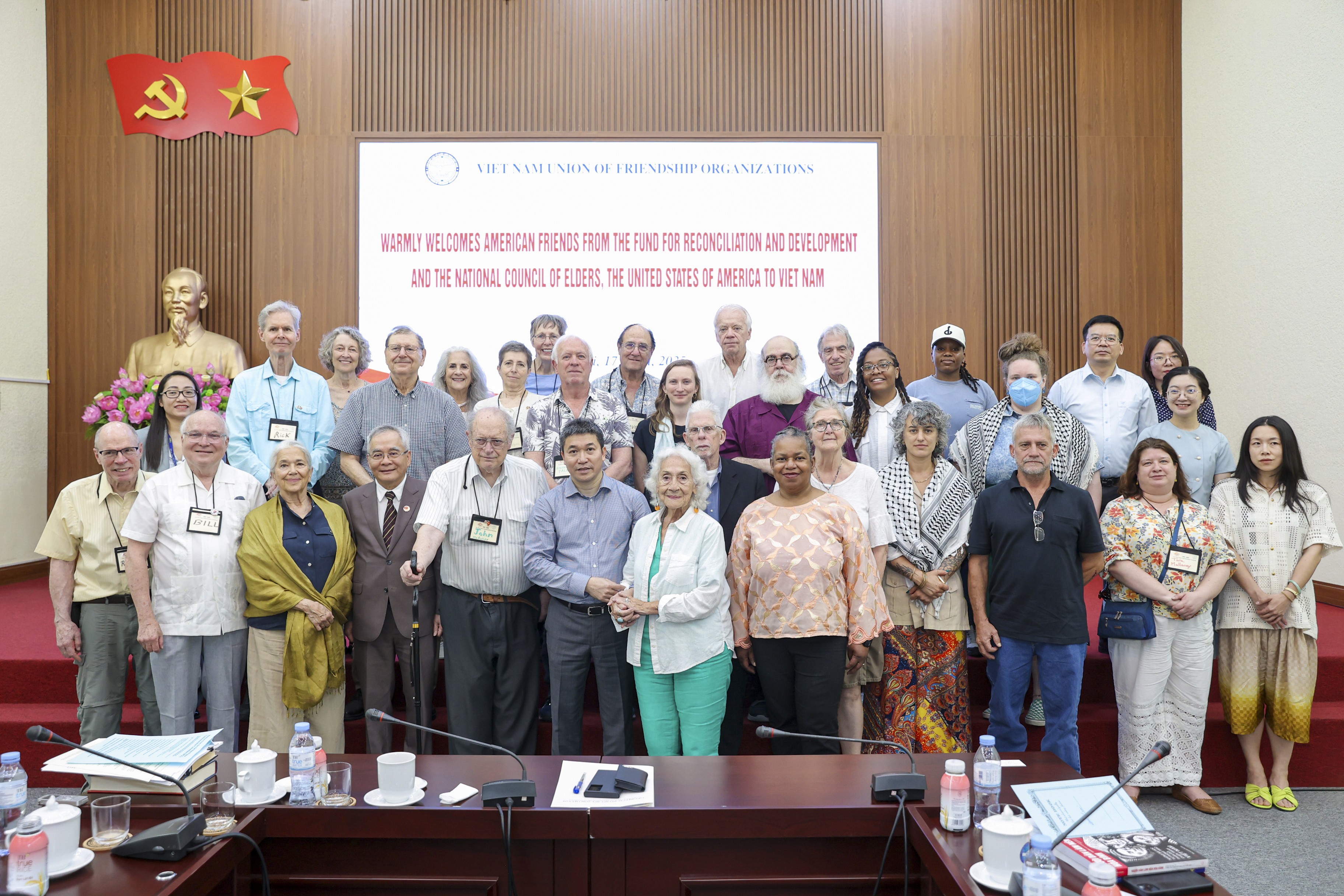 Các đại biểu chụp ảnh lưu niệm. Các đại biểu chụp ảnh lưu niệm.