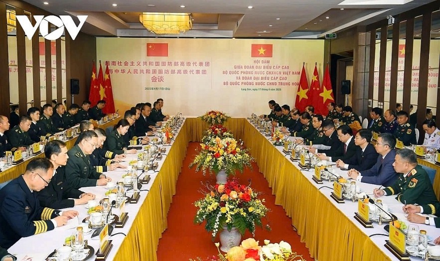 General Phan Van Giang, Minister of National Defence of Vietnam, and Senior Lieutenant General Dong Jun, Minister of National Defence of China, hold talks in Lang Son province on April 17 á part of the ninth Vietnam - China Border Defense Friendship Exchange. General Phan Van Giang, Minister of National Defence of Vietnam, and Senior Lieutenant General Dong Jun, Minister of National Defence of China, hold talks in Lang Son province on April 17 á part of the ninth Vietnam - China Border Defense Friendship Exchange.