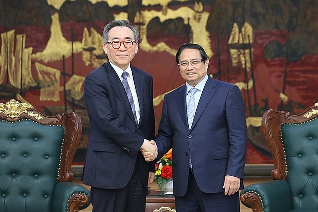 Vietnamese Prime Minister Pham Minh Chinh (R) shakes hands with South Korean Minister of Foreign Affairs Cho Tae-yul, Ha Noi, April 16, 2025. Photo: VGP/Nhat Bac Vietnamese Prime Minister Pham Minh Chinh (R) shakes hands with South Korean Minister of Foreign Affairs Cho Tae-yul, Ha Noi, April 16, 2025. Photo: VGP/Nhat Bac