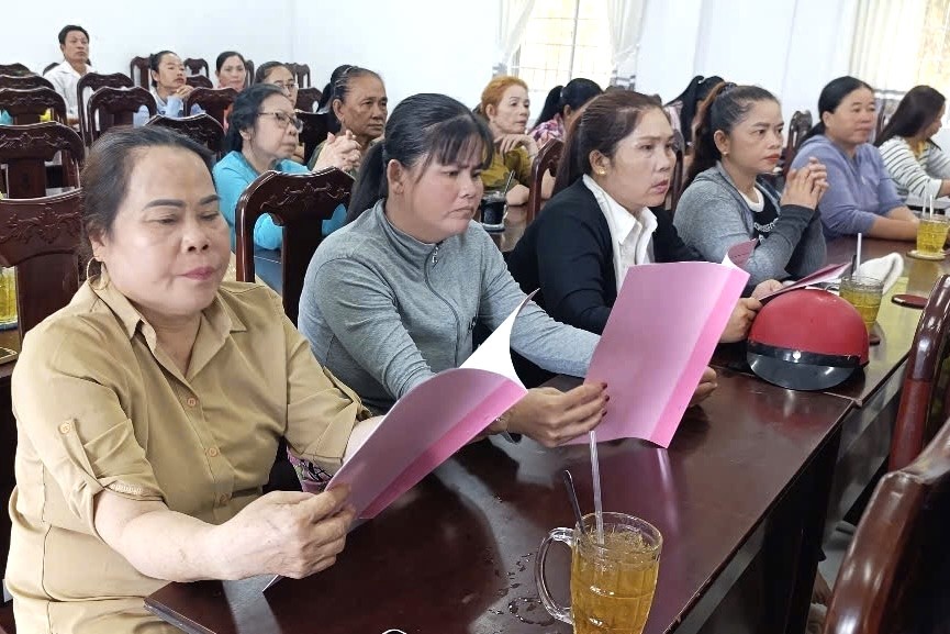 Cán bộ, hội viên phụ nữ xã An Sơn dự nghe tuyên truyền biển, đảo Cán bộ, hội viên phụ nữ xã An Sơn dự nghe tuyên truyền biển, đảo