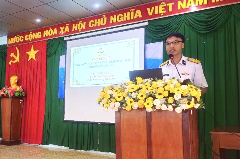 Báo cáo viên của Bộ Tư lệnh Vùng 5 Hải quân truyền đạt nội dung Báo cáo viên của Bộ Tư lệnh Vùng 5 Hải quân truyền đạt nội dung