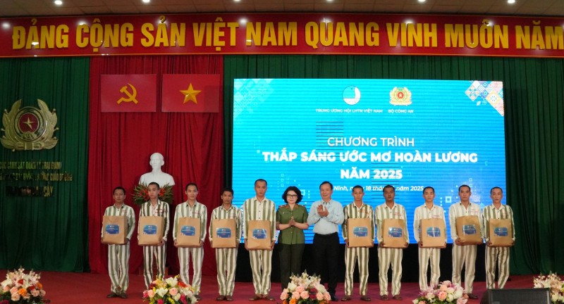 Thắp sáng ước mơ hoàn lương cho phạm nhân Thắp sáng ước mơ hoàn lương cho phạm nhân
