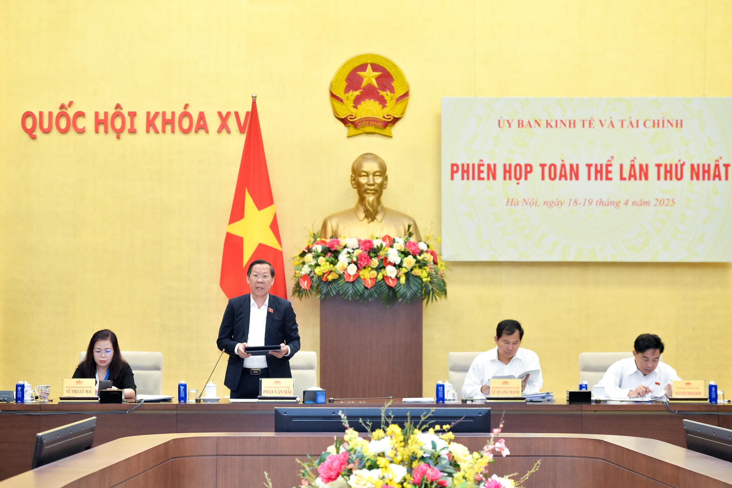 Chủ nhiệm Ủy ban Kinh tế và Tài chính Phan Văn Mãi chủ trì phiên họp. (Ảnh: quochoi.vn) Chủ nhiệm Ủy ban Kinh tế và Tài chính Phan Văn Mãi chủ trì phiên họp. (Ảnh: quochoi.vn)