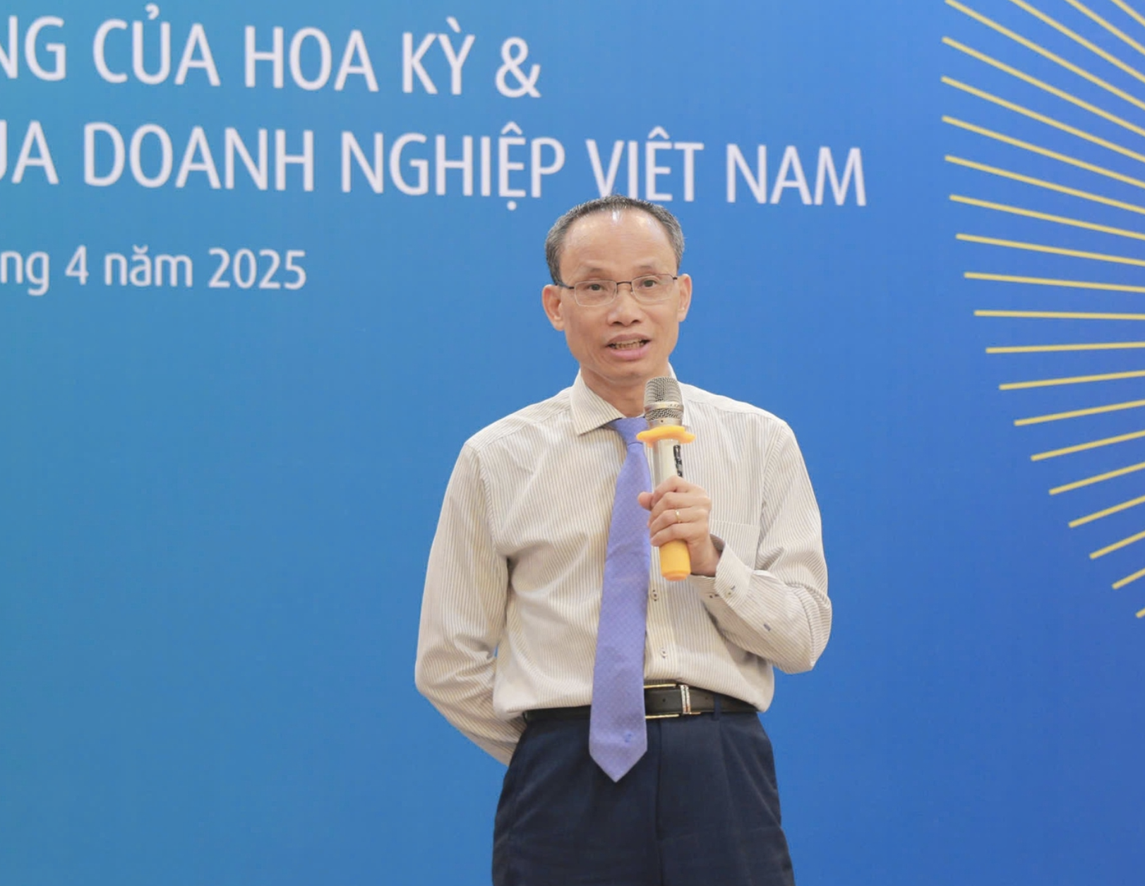 TS.Cấn Văn Lực phát biểu tại hội thảo. (Ảnh: Người đưa tin) TS.Cấn Văn Lực phát biểu tại hội thảo. (Ảnh: Người đưa tin)
