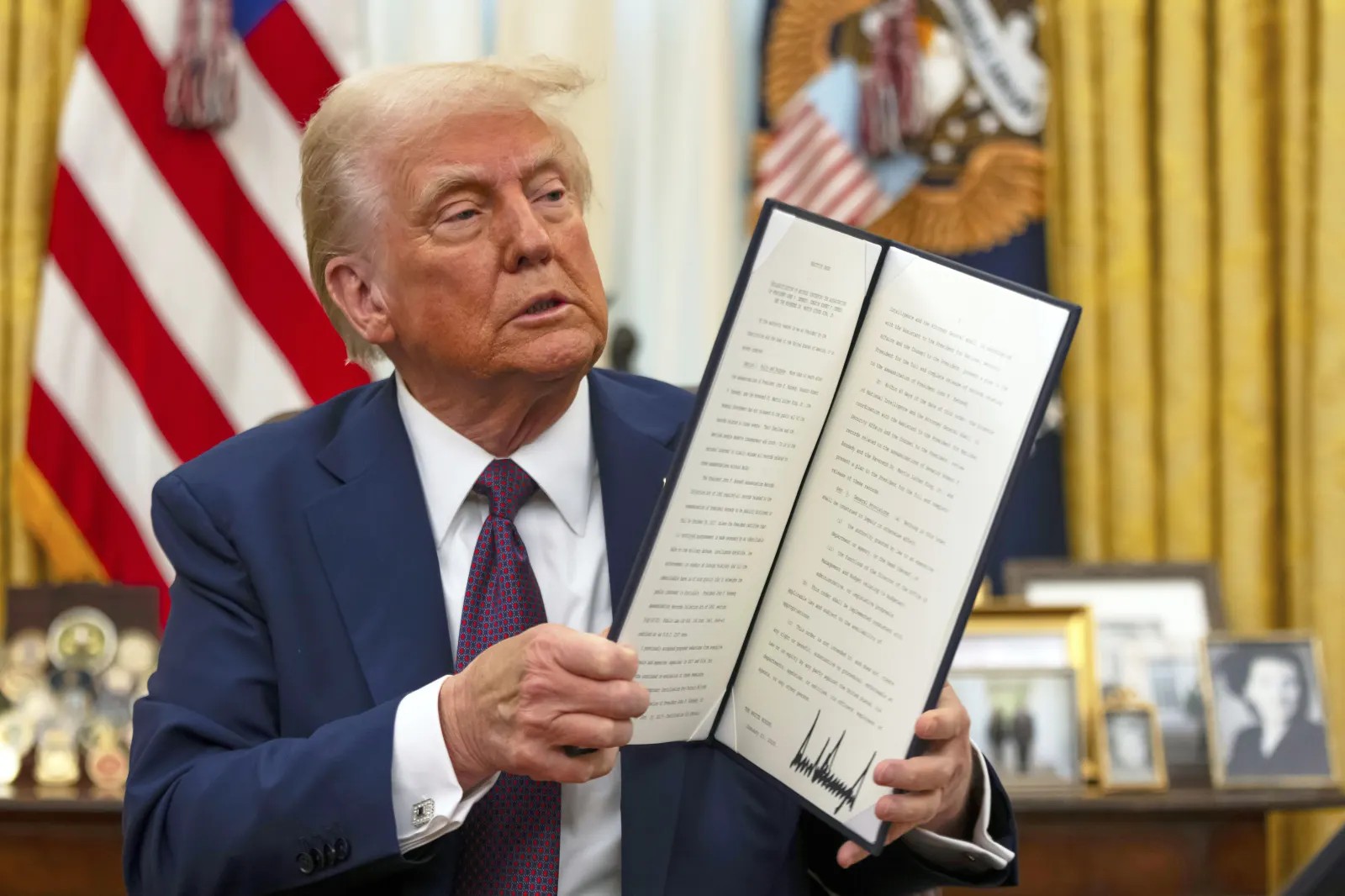 Tổng thống Donald Trump cầm một sắc lệnh hành pháp đã ký nhằm giải mật hồ sơ liên bang về các vụ ám sát Tổng thống John F. Kennedy, Thượng nghị sĩ Robert F. Kennedy và Martin Luther King Jr., tại Phòng Bầu dục của Nhà Trắng, ngày 23/1/2025. (Ảnh: AP) Tổng thống Donald Trump cầm một sắc lệnh hành pháp đã ký nhằm giải mật hồ sơ liên bang về các vụ ám sát Tổng thống John F. Kennedy, Thượng nghị sĩ Robert F. Kennedy và Martin Luther King Jr., tại Phòng Bầu dục của Nhà Trắng, ngày 23/1/2025. (Ảnh: AP)