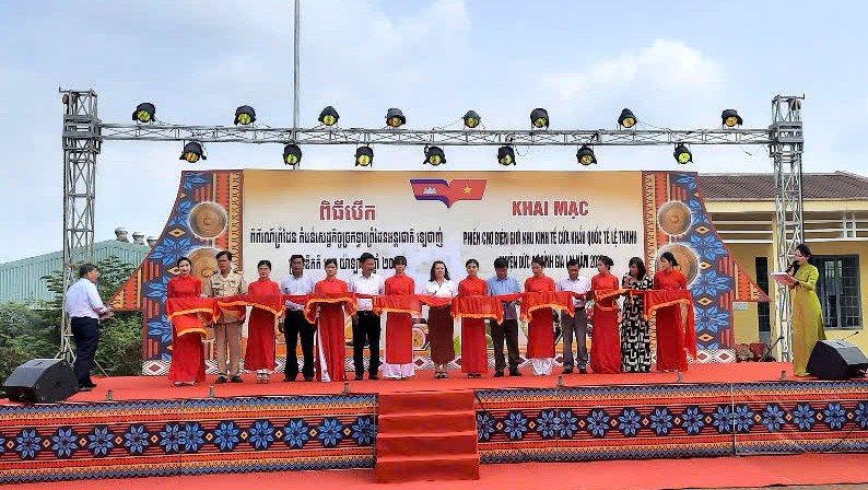 Phiên chợ biên giới 2025: Giao thương sản vật, vun đắp nghĩa tình Phiên chợ biên giới 2025: Giao thương sản vật, vun đắp nghĩa tình