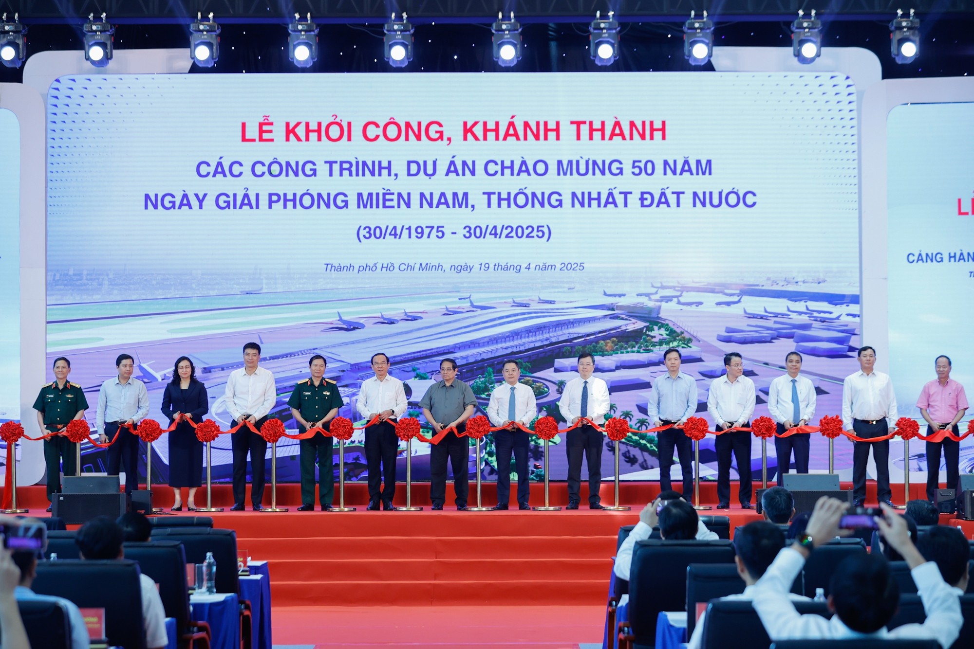 Thủ tướng Chính phủ và các đại biểu thực hiện nghi thức cắt băng khởi công, khánh thành các công trình, dự án chào mừng 50 năm Ngày Giải phóng miền Nam, thống nhất đất nước. (Ảnh: Báo Chính phủ) Thủ tướng Chính phủ và các đại biểu thực hiện nghi thức cắt băng khởi công, khánh thành các công trình, dự án chào mừng 50 năm Ngày Giải phóng miền Nam, thống nhất đất nước. (Ảnh: Báo Chính phủ)