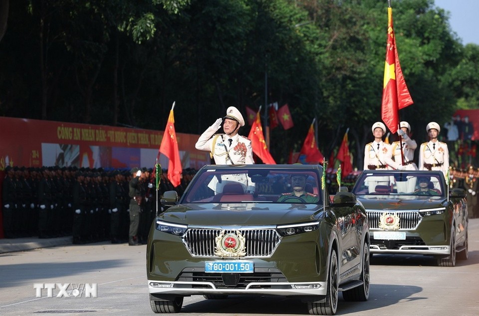 Lực lượng Công an nhân dân tham gia hợp luyện diễu binh, diễu hành tại Long Thành, Đồng Nai. Lực lượng Công an nhân dân tham gia hợp luyện diễu binh, diễu hành tại Long Thành, Đồng Nai.
