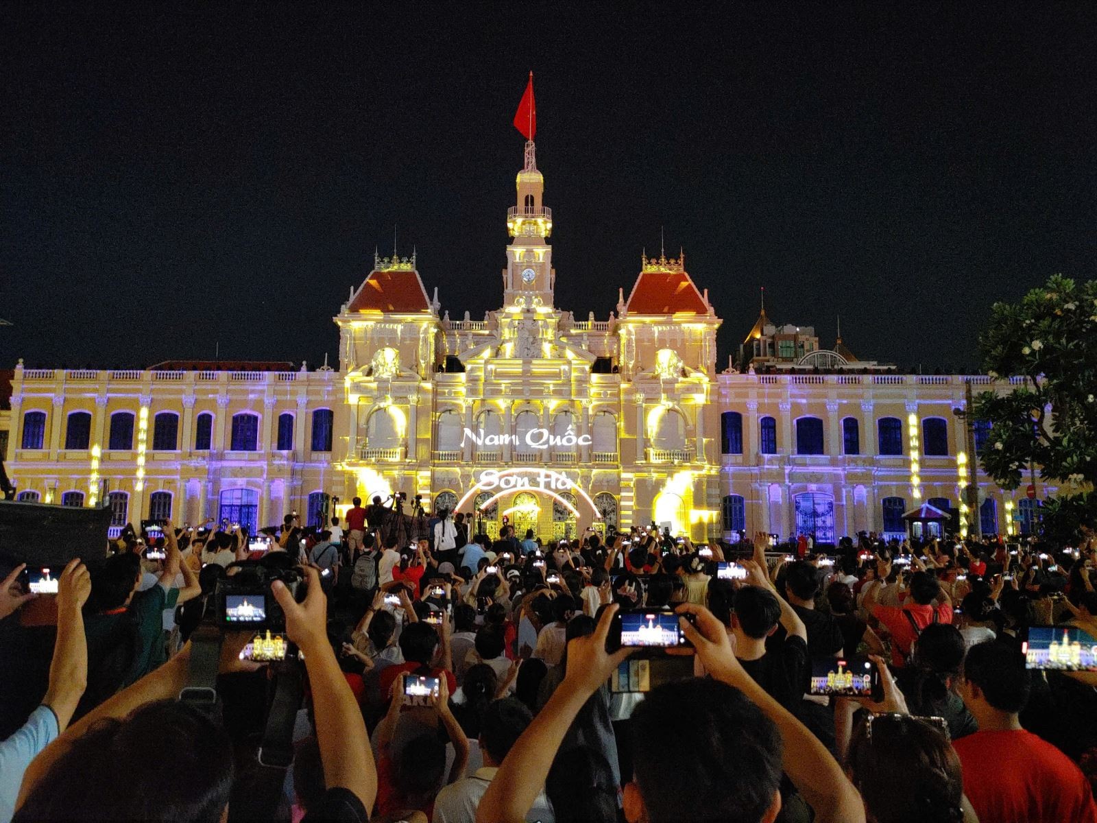 Các đội nghệ thuật quốc tế trình diễn 3D mapping mở màn chuỗi hoạt động Đội nghệ thuật của Pháp, Bỉ, Singapore, Việt Nam trình diễn 3D mapping mở màn chuỗi hoạt động