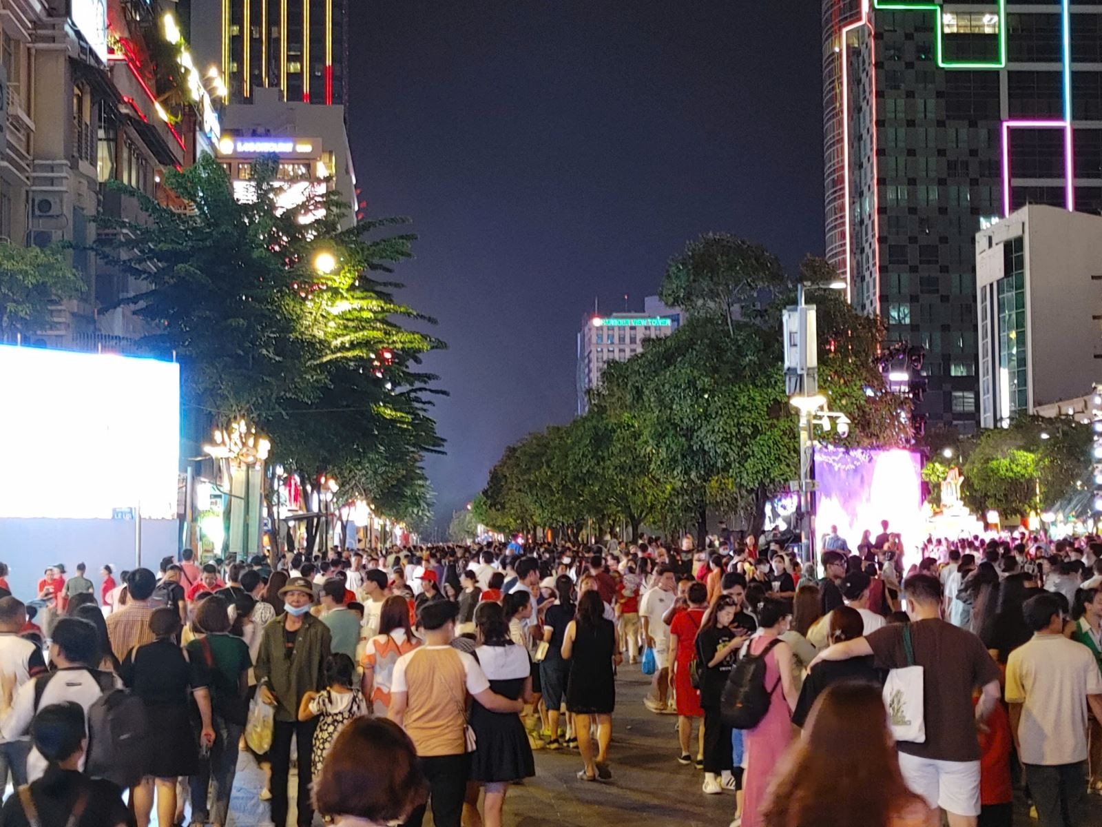 phố đi bộ Nguyễn Huệ đông nghịt người dân, du khách đổ về chờ xem bắn pháo hoa tại Công viên bờ sông Sài Gòn. phố đi bộ Nguyễn Huệ đông nghịt người dân, du khách đổ về chờ xem bắn pháo hoa tại Công viên bờ sông Sài Gòn.