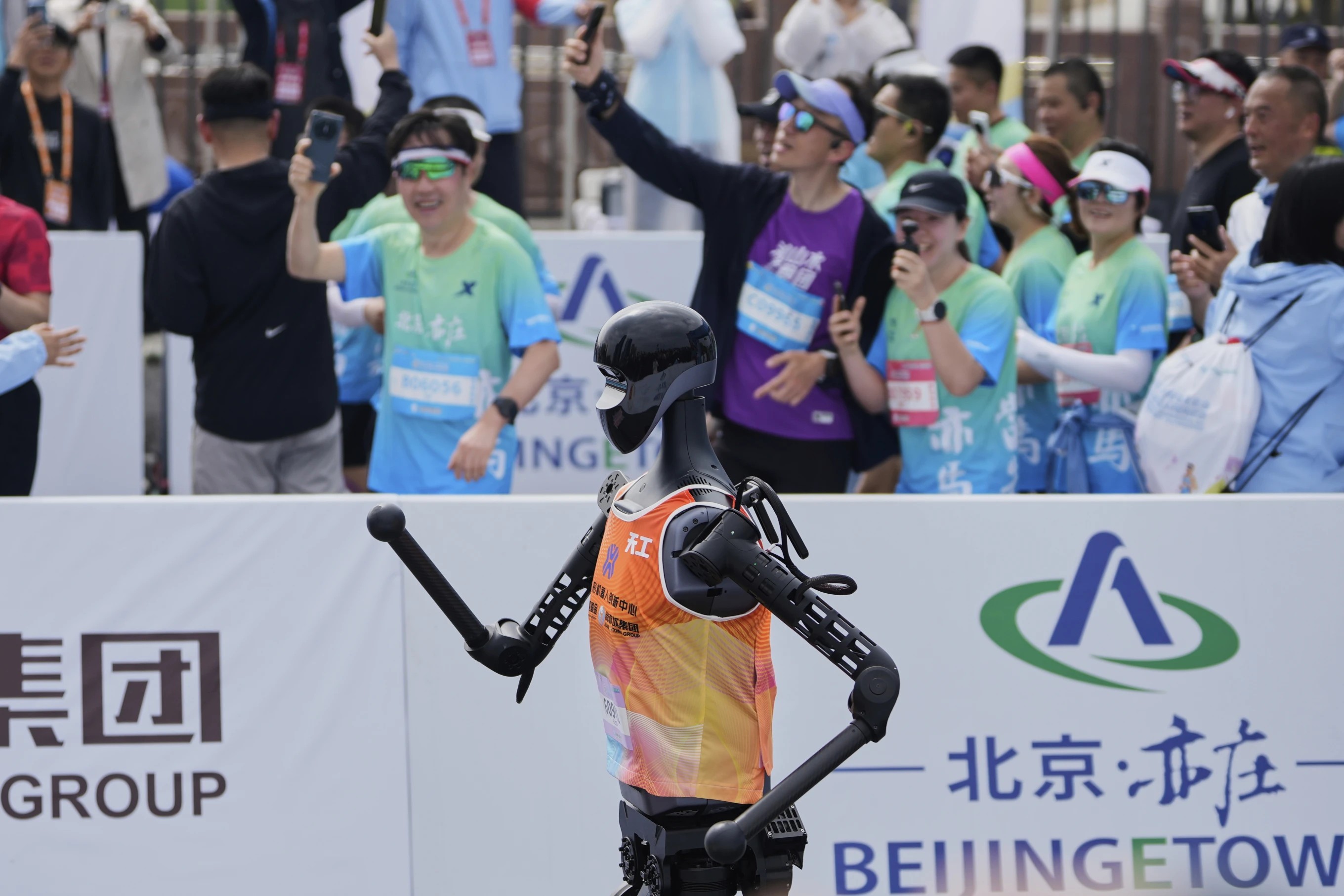 Robot Sky Project Ultra còn được gọi là Tien Kung Ultra đã giành chiến thắng trong cuộc thi chạy bán marathon được tổ chức tại Bắc Kinh (Trung Quốc) vào ngày 19/4/2025. (Ảnh AP) Robot Sky Project Ultra còn được gọi là Tien Kung Ultra đã giành chiến thắng trong cuộc thi chạy bán marathon được tổ chức tại Bắc Kinh (Trung Quốc) vào ngày 19/4/2025. (Ảnh AP)
