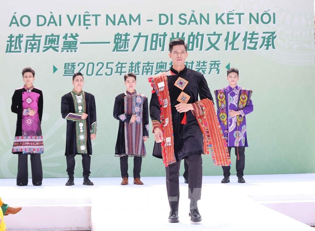 Áo dài Việt Nam rực rỡ tại Bắc Kinh (Trung Quốc) Áo dài Việt Nam rực rỡ tại Bắc Kinh