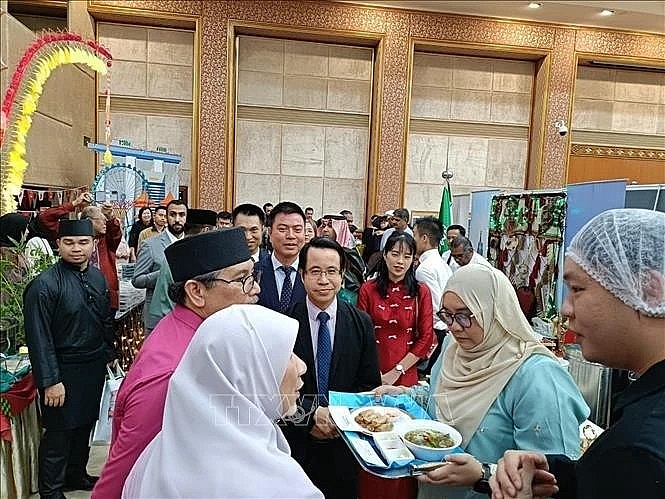 Vietnamese Ambassador to Brunei Tran Anh Vu introduces 'pho' and 'nem ran' to a Brunei official (Photo: VNA) Vietnamese Ambassador to Brunei Tran Anh Vu introduces 'pho' and 'nem ran' to a Brunei official (Photo: VNA)