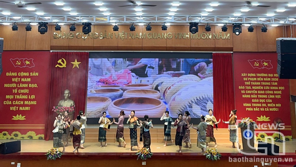 Tiết mục văn nghệ do sinh viên Lào biểu diễn tại chương trình. Tiết mục văn nghệ do sinh viên Lào biểu diễn tại chương trình.