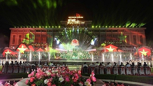Party Chief Attends Grand Art Performance Celebrating National Reunification Party Chief Attends Grand Art Performance Celebrating National Reunification