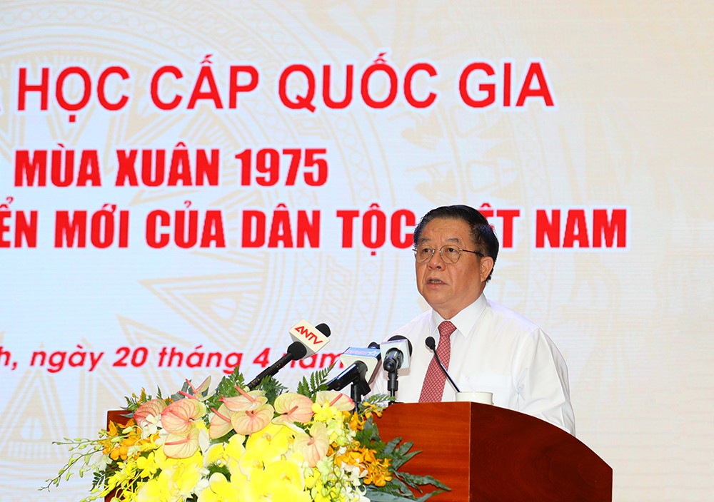 Trưởng ban Tuyên giáo và Dân vận Trung ương Nguyễn Trọng Nghĩa trình bày báo cáo đề dẫn hội thảo. (Ảnh: Bộ Quốc phòng) Trưởng ban Tuyên giáo và Dân vận Trung ương Nguyễn Trọng Nghĩa trình bày báo cáo đề dẫn hội thảo. (Ảnh: Bộ Quốc phòng)
