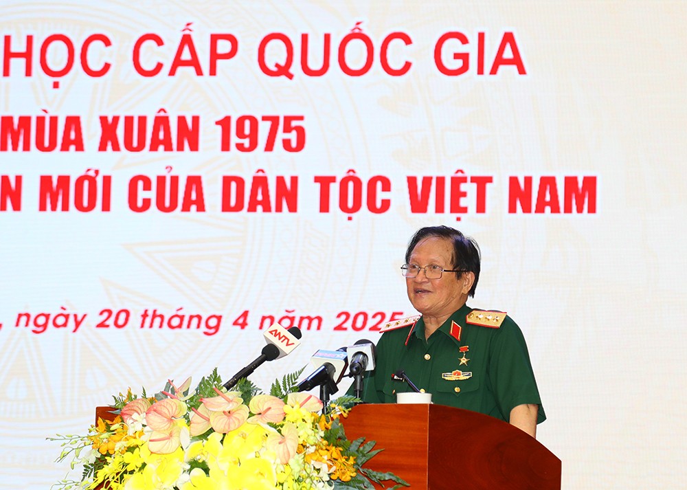 Thượng tướng, Anh hùng Lực lượng vũ trang nhân dân Nguyễn Huy Hiệu, nguyên Ủy viên Trung ương Đảng, nguyên Thứ trưởng Bộ Quốc phòng phát biểu tại hội thảo. Thượng tướng, Anh hùng Lực lượng vũ trang nhân dân Nguyễn Huy Hiệu, nguyên Ủy viên Trung ương Đảng, nguyên Thứ trưởng Bộ Quốc phòng phát biểu tại hội thảo.