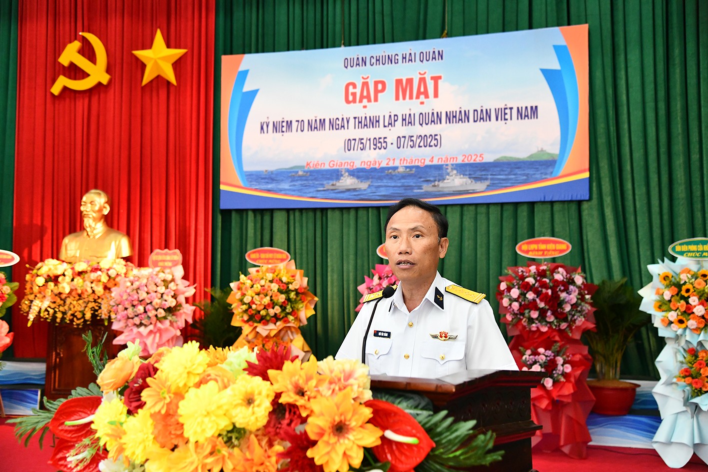 Đại tá Ngô Văn Thành trình bày diễn văn tại buổi gặp mặt Đại tá Ngô Văn Thành trình bày diễn văn tại buổi gặp mặt