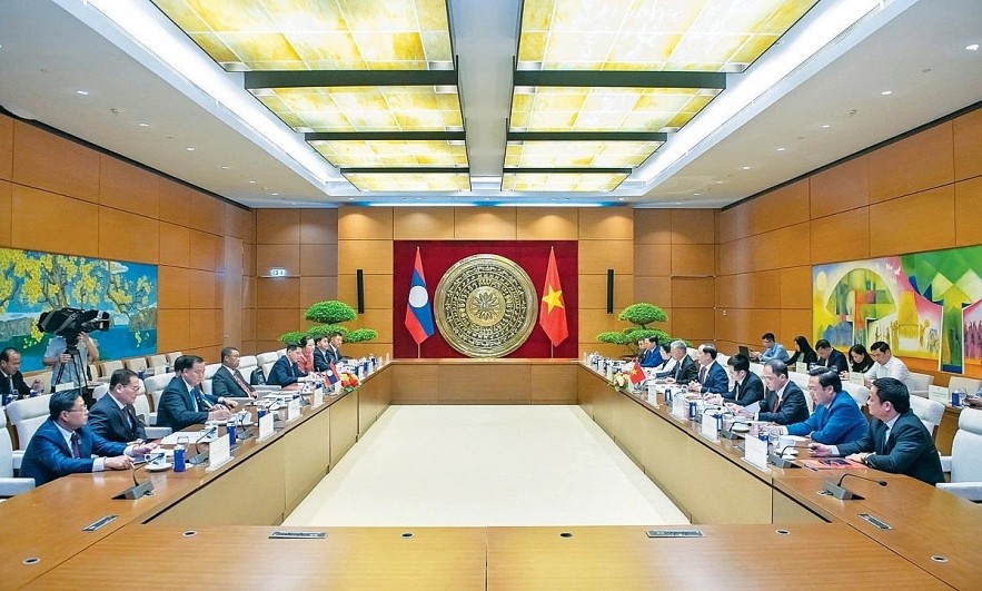 Tran Quang Phuong, vice chairman of the National Assembly of Vietnam, and his visiting Lao counterpart Suvon Luongbunmi hold talks on parliamentary cooperation in Hanoi on April 21, 2025. (Photo: daibieunhandan.vn). Tran Quang Phuong, vice chairman of the National Assembly of Vietnam, and his visiting Lao counterpart Suvon Luongbunmi hold talks on parliamentary cooperation in Hanoi on April 21, 2025. (Photo: daibieunhandan.vn).