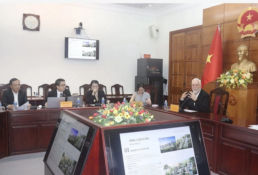 Representative of PDSI group proposes investing US$2.6 billion in a service complex combined with a golf course in Phan Thiet city.( Photo: Binh Thuan Newspaper) Representative of PDSI group proposes investing US$2.6 billion in a service complex combined with a golf course in Phan Thiet city.( Photo: Binh Thuan Newspaper)