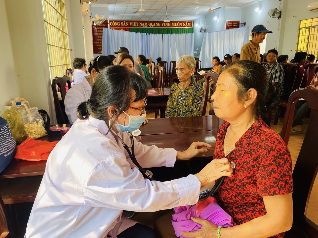 Phối hợp khám chữa bệnh cho người dân biên giới Việt Nam - Campuchia Phối hợp khám chữa bệnh cho người dân biên giới Việt Nam - Campuchia