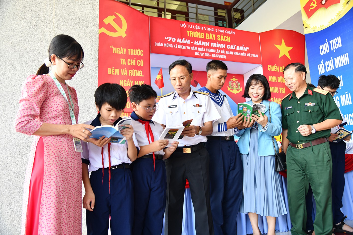 Đại tá Ngô Văn Thành, Chính ủy Vùng 5 Hải quân (thứ 4 từ trái qua) động viên các em học sinh trên địa bàn tích cực đọc sách trau dồi kiến thức Đại tá Ngô Văn Thành, Chính ủy Vùng 5 Hải quân (thứ 4 từ trái qua) động viên các em học sinh trên địa bàn tích cực đọc sách trau dồi kiến thức
