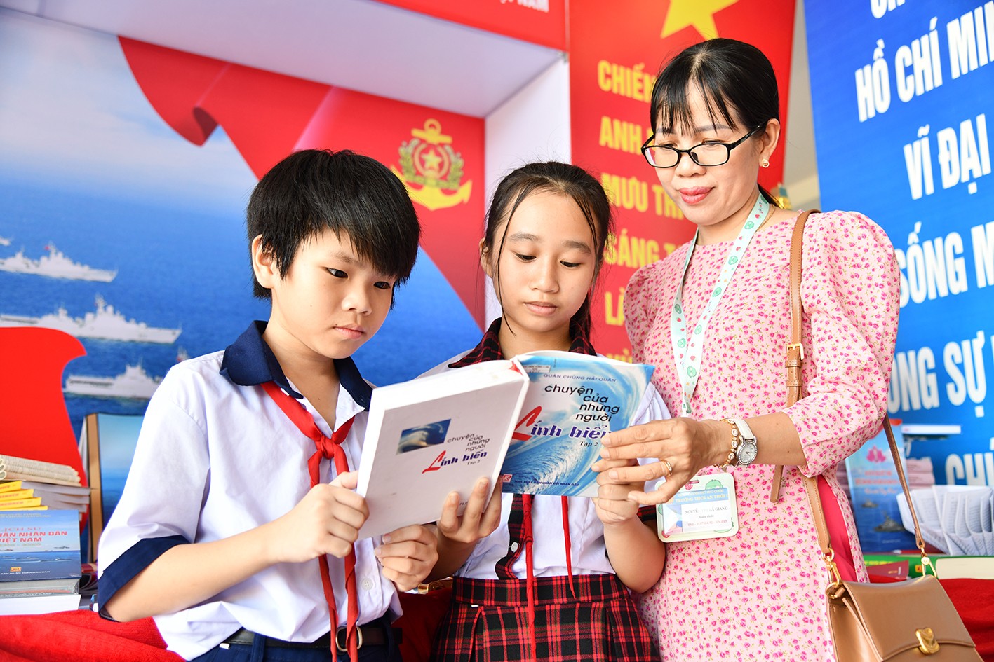 Cô và trò Trường Trung học cơ sở An Thới 1, TP. Phú Quốc, tỉnh Kiên Giang đọc sách tại triển lãm Cô và trò Trường Trung học cơ sở An Thới 1, TP. Phú Quốc, tỉnh Kiên Giang đọc sách tại triển lãm