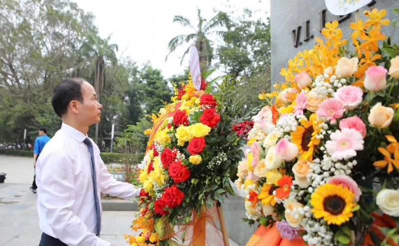 Hội hữu nghị Việt - Nga dâng hoa kỷ niệm 155 năm ngày sinh V.I.Lênin Hội hữu nghị Việt - Nga dâng hoa kỷ niệm 155 năm ngày sinh V.I.Lênin