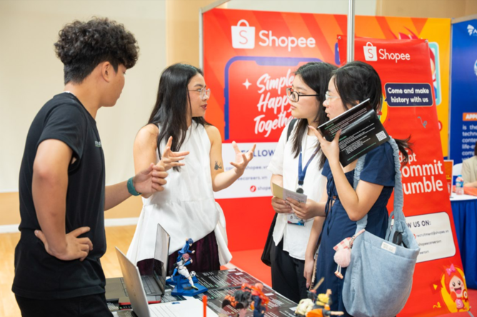 VinUni Career Day 2025 thu hút sự tham gia của hơn 50 doanh nghiệp lớn trong và ngoài nước VinUni Career Day 2025 thu hút sự tham gia của hơn 50 doanh nghiệp lớn trong và ngoài nước