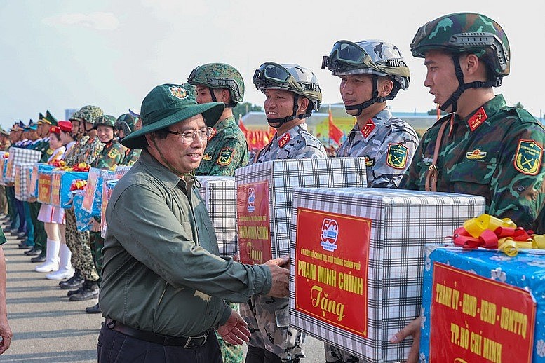 Prime Minister Pham Minh Chinh encourages forces who join the military parade on 50th reunification day (April 30, 2025) Prime Minister Pham Minh Chinh encourages forces who join the military parade on 50th reunification day (April 30, 2025)