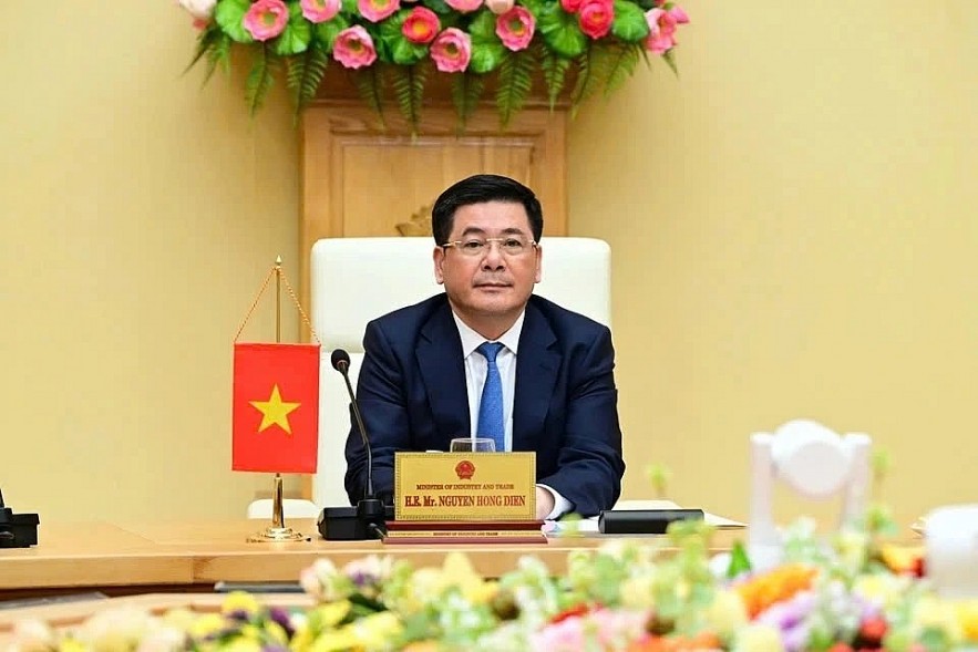Minister of Industry and Trade Nguyen Hong Dien who is also head of the Government's Negotiation Delegation, during his phone call with with US Trade Representative Jamieson Greer on April 23 evening. (Photo: MOIT) Minister of Industry and Trade Nguyen Hong Dien who is also head of the Government's Negotiation Delegation, during his phone call with with US Trade Representative Jamieson Greer on April 23 evening. (Photo: MOIT)