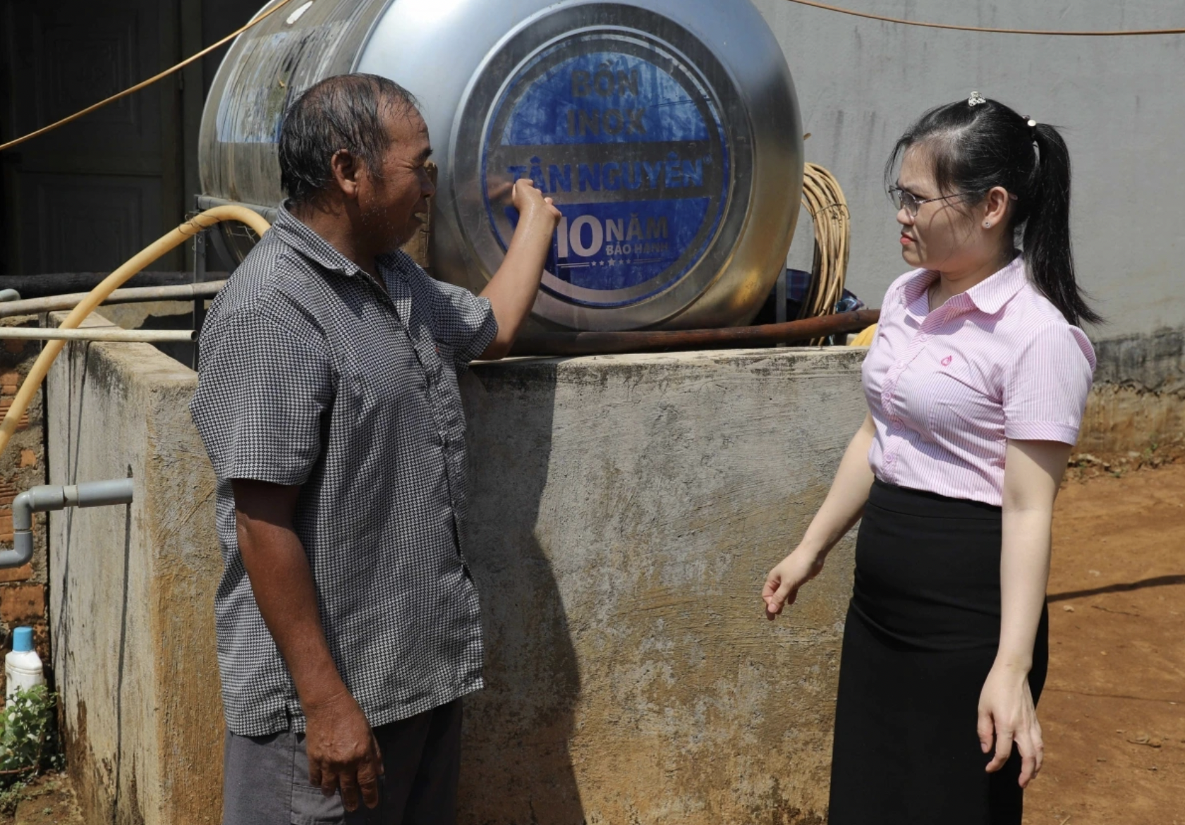Cán bộ Ngân hàng chính sách, hướng dẫn hộ vay sử dụng vốn đúng mục đích, hiệu quả. (Ảnh: VOV.VN) Cán bộ Ngân hàng chính sách, hướng dẫn hộ vay sử dụng vốn đúng mục đích, hiệu quả. (Ảnh: VOV.VN)