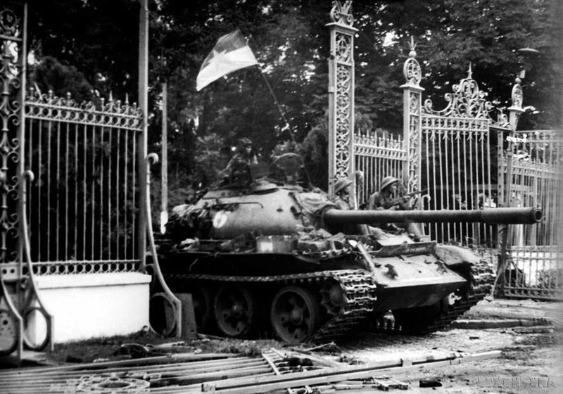 11 giờ 30 phút ngày 30/4/1975, xe tăng quân Giải phóng băng qua cánh cổng sắt, đánh chiếm Phủ Tổng thống ngụy Sài Gòn, sào huyệt cuối cùng của quân địch, kết thúc oanh liệt cuộc trường chinh 30 năm chống ngoại xâm của dân tộc. (Ảnh: TTXVN) 11 giờ 30 phút ngày 30/4/1975, xe tăng quân Giải phóng băng qua cánh cổng sắt, đánh chiếm Phủ Tổng thống ngụy Sài Gòn, sào huyệt cuối cùng của quân địch, kết thúc oanh liệt cuộc trường chinh 30 năm chống ngoại xâm của dân tộc. (Ảnh: TTXVN)